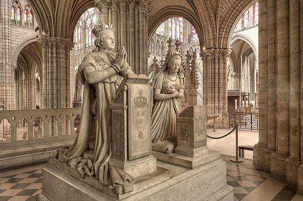 Monument med statyer föreställande Ludvig XVI och Marie-Antoinette