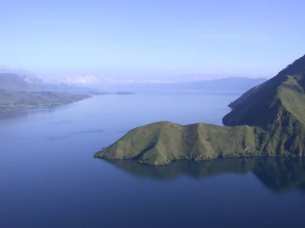 Bild föreställande bergsformationer i Tobasjön