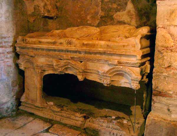 Sankt Nicolaus trasiga sarkofag