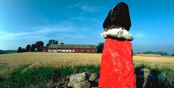 Fotografi föreställande Röstensgubben, tre stenar i rött, vitt och svart placerade på varandra