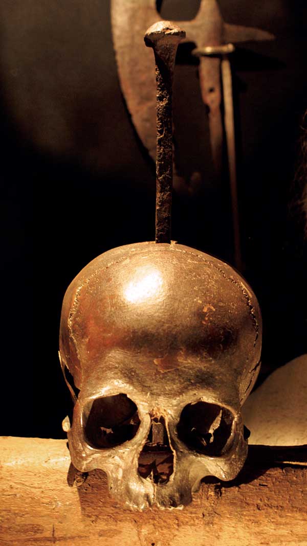 Bild som visar en skalle spetsad med en rostig järnspik