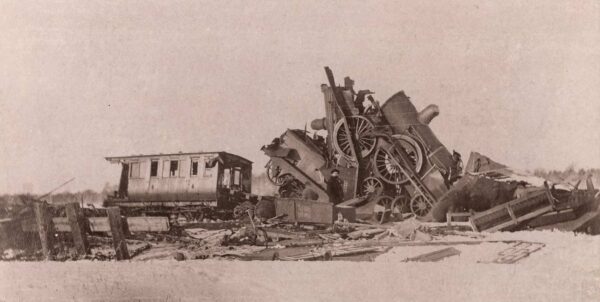 Fotografi visande två helt förstörda lokomotiv i snö efter järnvägsolycka vid Lagerlunda