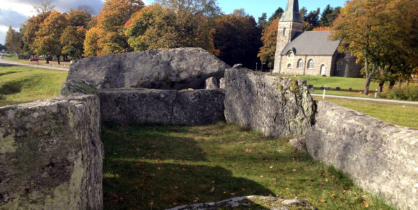 Hällskista med kyrka i bakgrunden